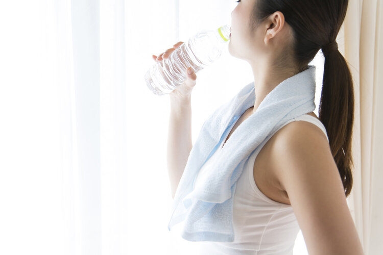 减肥期间，喝冰水好还是热水好？