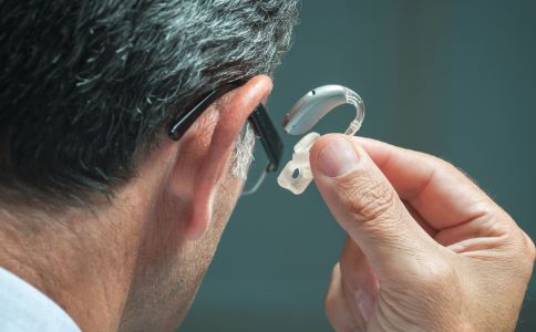 老年人戴助听器不适应怎么办 老年人佩戴助听器注意什么 老人如何选配助听器