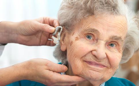 老年人戴助聽器不適應怎麼辦老年人佩戴助聽器注意什麼老人如何選配助聽器
