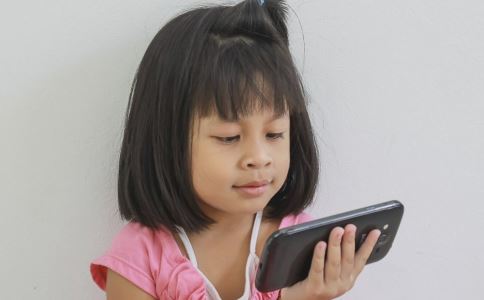 經常玩手機的危害長期玩手機的兒童大腦變薄兒童長期玩手機有哪些危害