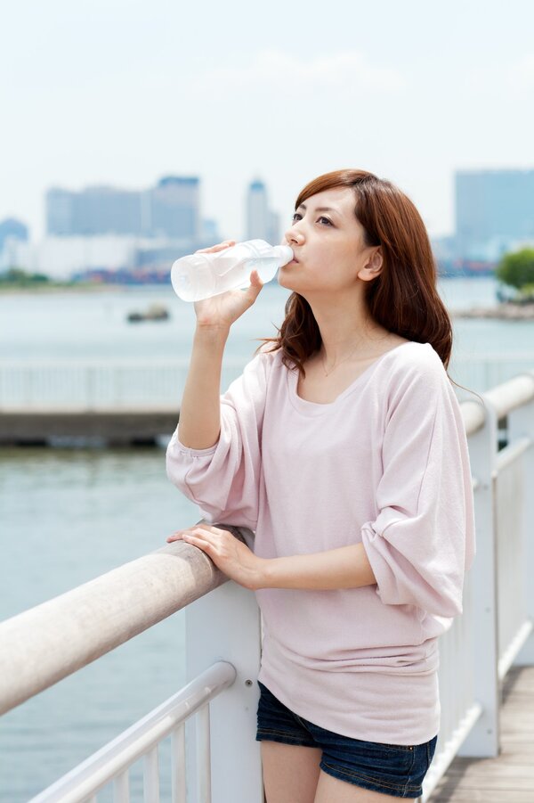 天热猛喝水或致水中毒！喝水为什么会引发中毒？
