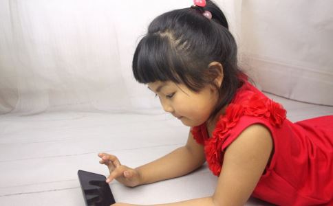 經常玩手機的危害長期玩手機的兒童大腦變薄兒童長期玩手機有哪些危害