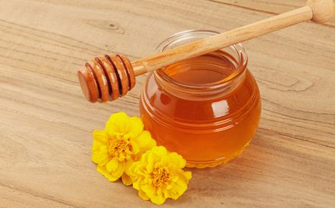 坐月子能喝蜂蜜水吗 喝蜂蜜水的好处 蜂蜜的营养价值