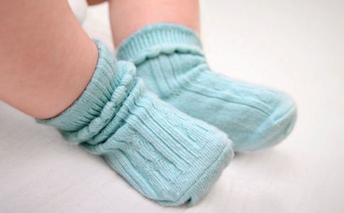 宝宝不穿袜子怎么办 宝宝袜子如何选购 宝宝用品选购小窍门