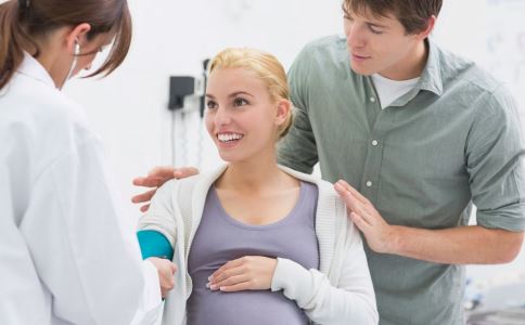 孕期散步有助于顺产吗 孕期散步有哪些好处 孕期散步要注意什么