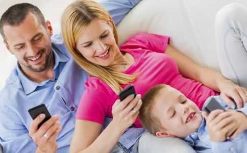 孩子经常玩手机好吗 孩子迷恋手机的危害 孩子玩手机的危害