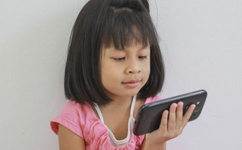 孩子经常玩手机好吗 孩子迷恋手机的危害 孩子玩手机的危害