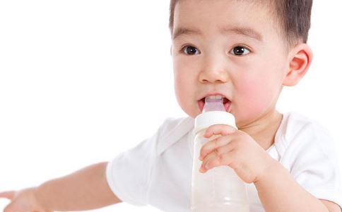 宝宝不爱喝水怎么办 宝宝不爱喝水是什么原因 如何解决宝宝不爱喝水