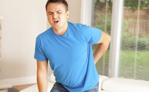 男人腰痛是什么原因 男人腰痛的原因有哪些 男人腰痛吃什么