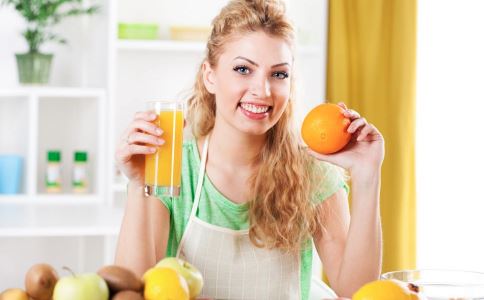 直接吃水果和榨成汁喝哪个更好 水果加热会不会破坏营养 水果什么时间吃最好