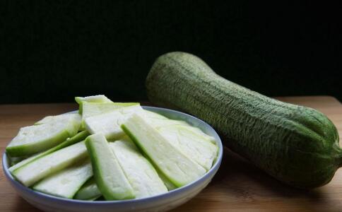 清火解暑防燥吃什么 三伏天吃丝瓜的好处 夏季吃丝瓜有哪些好处