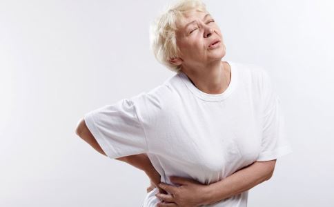 阿姨咳嗽脊柱骨折 骨质疏松的症状有哪些 如何预防骨质疏松