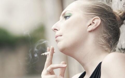 专家批中国烟包 吸烟的危害 二手烟的危害